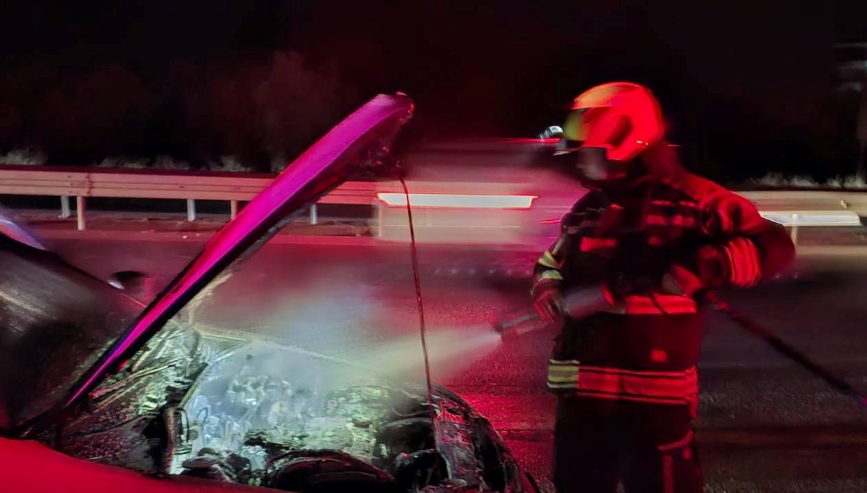 seyir halindeki otomobil alev aldi dNe9zM9t