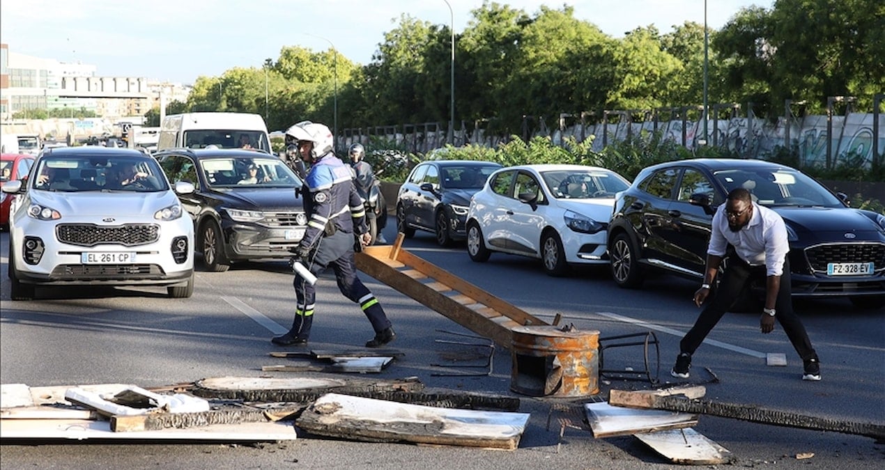 fransa yeni basbakanini protestolarla karsiladi paris sokaklari savas alani eghGzKzS