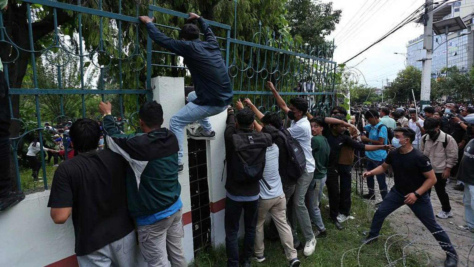 nepalde sosyal medya yasagi can aldi cikan protestolarda 13 kisi oldu Yf2l338b