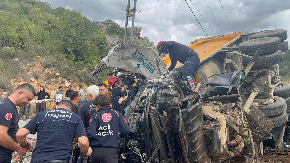 antalyada freni bosalan kum yuklu kamyon dehset sacti 1 olu XJI1z6PE.jpg