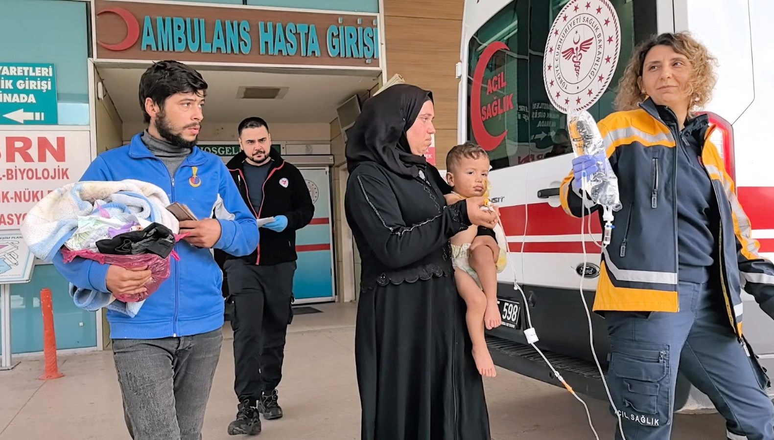 bahcede yakilan atesin uzerine dusen bebek yaralandi LAaQ7knV.jpg