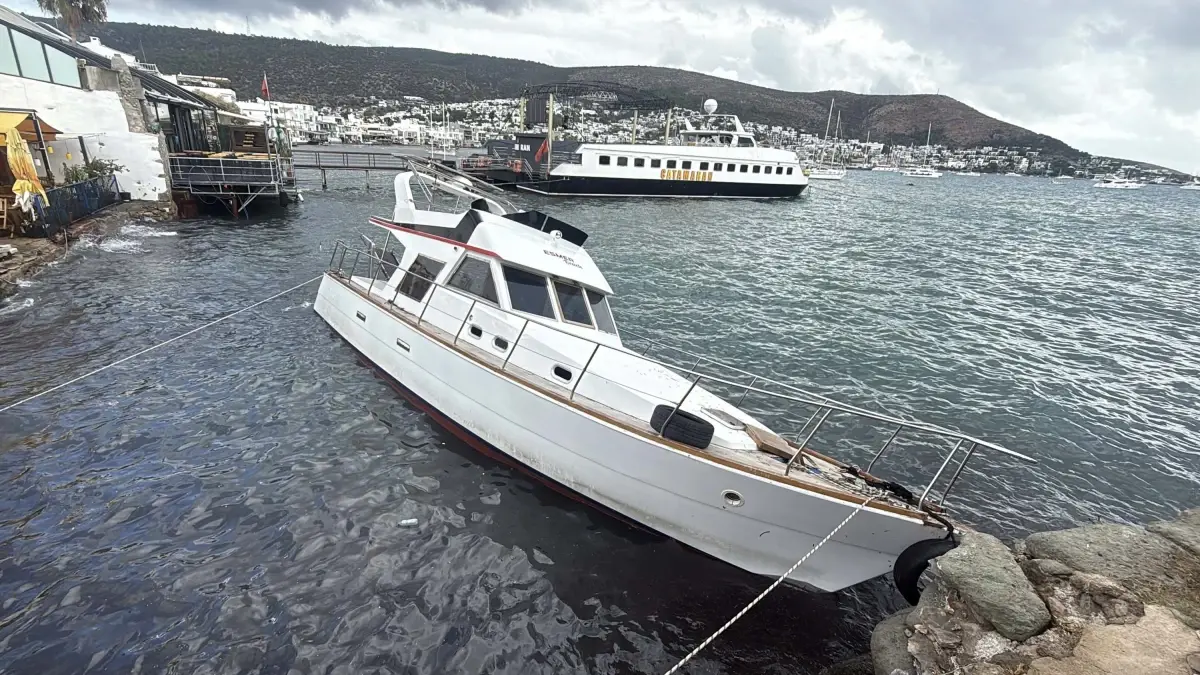 bodrumda esmer 10 teknesi karaya vurdu q2ydlC21