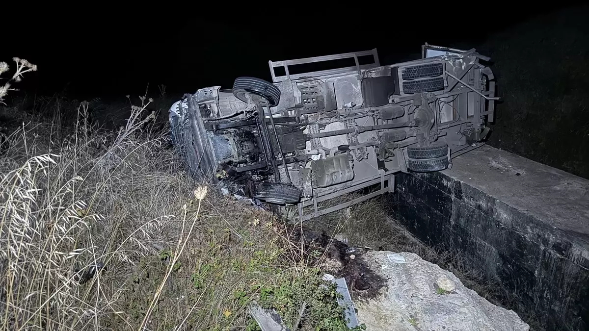 canda kamyon sarampole devrildi surucu yaralandi Y4uxziLJ.jpg