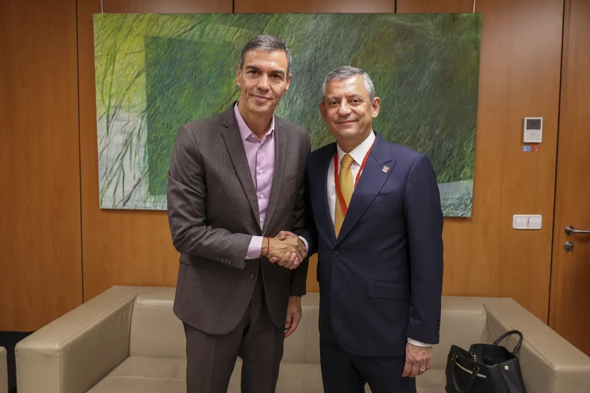 chp genel baskani ozgur ozel ispanya basbakani pedro sanchez ile gorustu 3Zsr7F6X