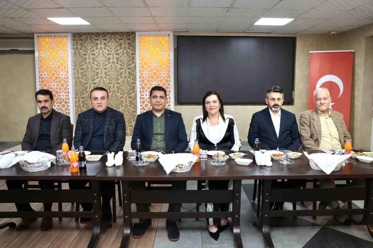 emrullah aydina veda yemegi SEbY286x.jpg