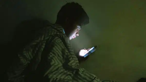 gece telefona bakanlar dikkat sessizce cokertiyor E1fl19Cr.jpg