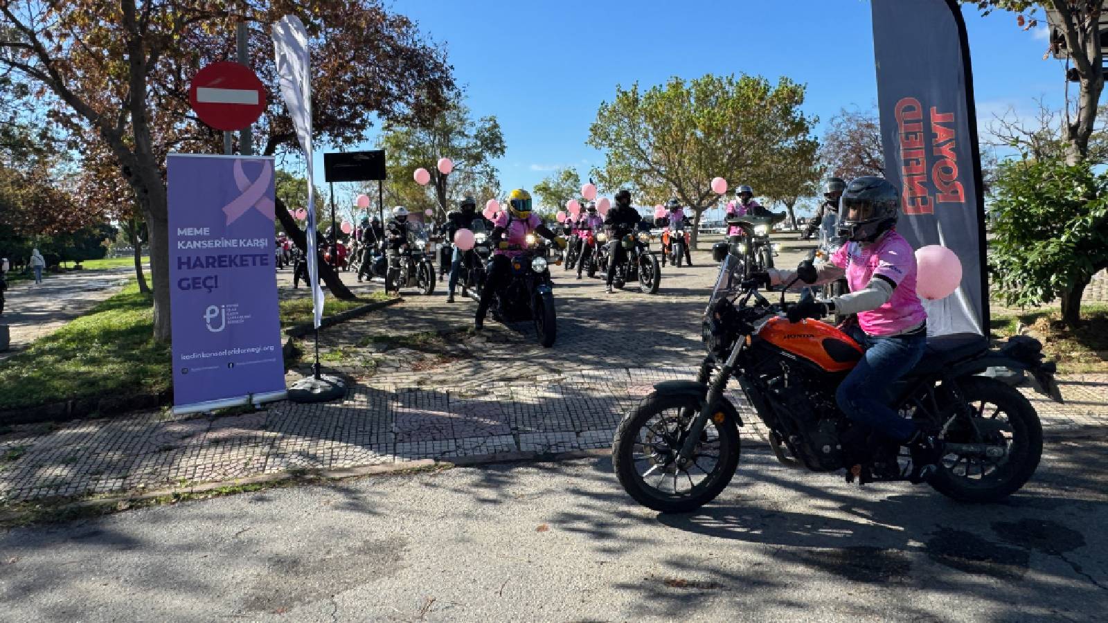 kadikoyde meme kanserinde farkindalik icin motosiklet ve bisiklet turu h34eBQH7.jpg