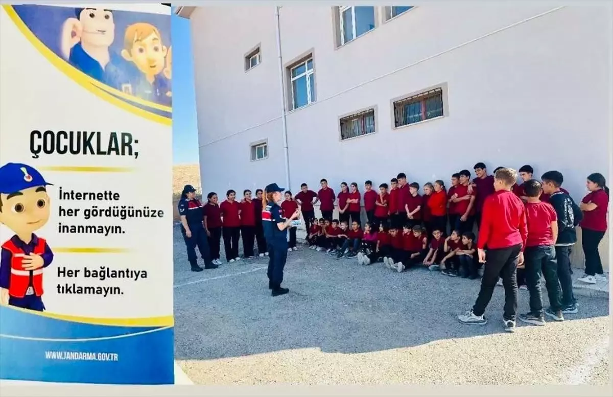 kirsehir jandarmasi ogrencilere internet egitimi verdi UXULHEqd