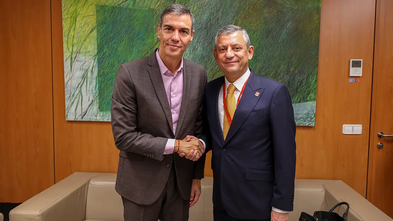 ozgur ozel ispanya basbakani pedro sanchez ile bir araya geldi mFszSfJq