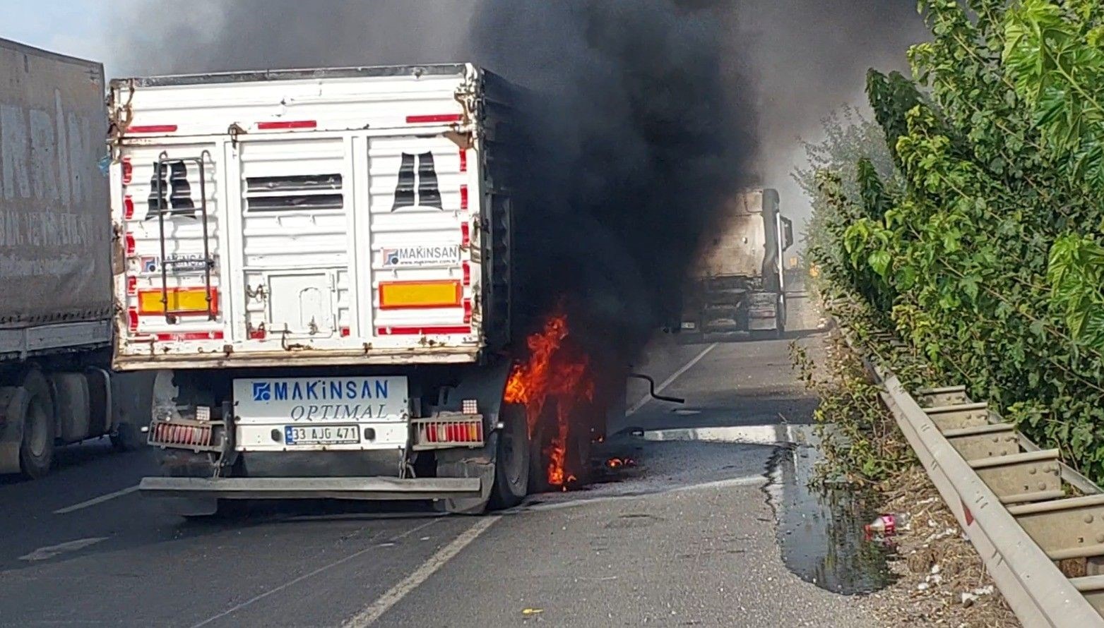 seyir halindeki tir alev alev yandi KyflwRK6.jpg