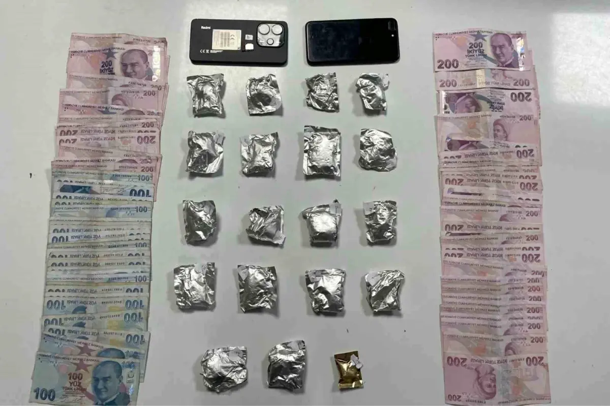 sislide polis uygulamasinda uyusturucu ve para ele gecirildi ServllnN.jpg