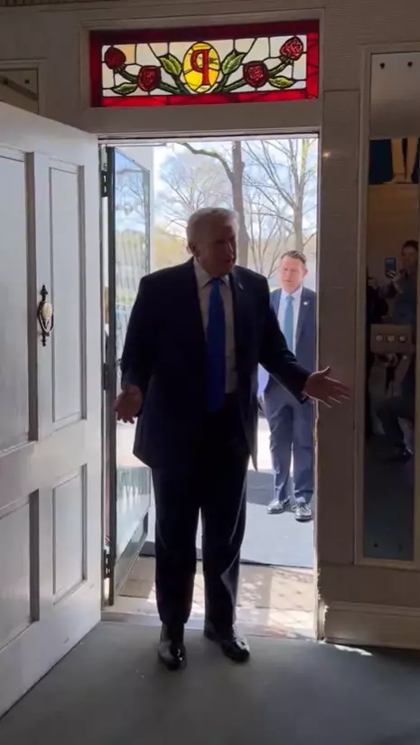 Trump, Orta Doğu Gerginliğinde Elvis Presley’in Efsanevi Mirasını Ziyaret Etti